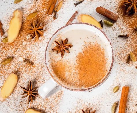 Te matcha con leche y canela